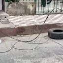 Los cables están colgando de un poste