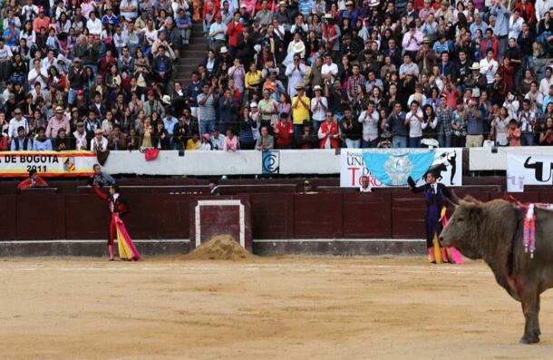 Ovación. El público aplaude a los banderilleros con un testigo en el ruedo. 