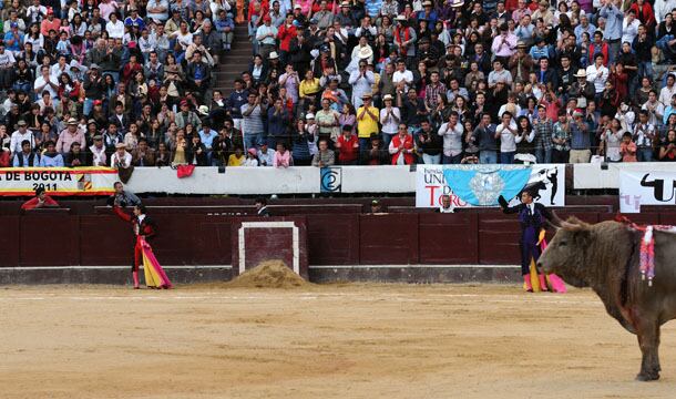 Ovación. El público aplaude a los banderilleros con un testigo en el ruedo. 