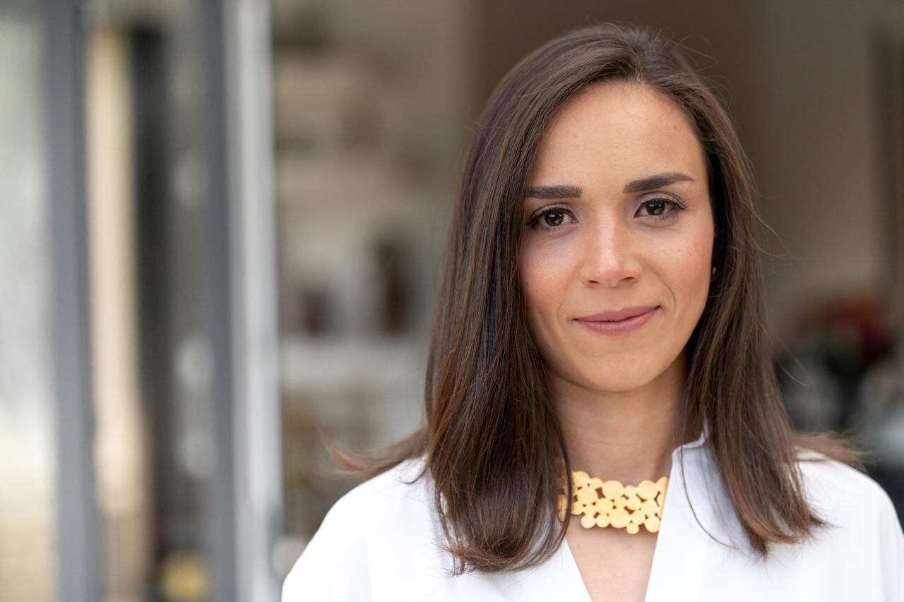 Karen Álvarez, abogada especializada en tributación y derecho comercial.