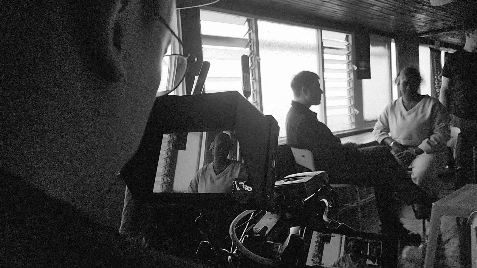 History Channel estrenará el 29 de abril en exclusiva para América Latina Parceros, un documental que pone la mirada sobre una de las realidades más complejas y urgentes de Colombia, la vida de miles de jóvenes que crecen en medio de la pobreza, la desigualdad y la violencia en las comunas de Medellín.