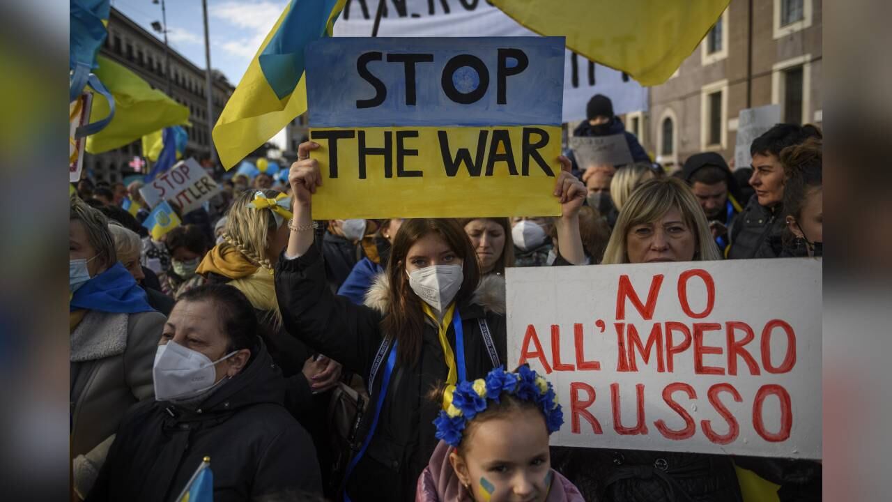 Miembros de la comunidad ucraniana que vive en Roma sostienen banderas ucranianas durante una manifestación nacional que pide la paz entre Ucrania y Rusia, el 27 de febrero de 2022. Foto: Antonio Masiello/Getty Images.