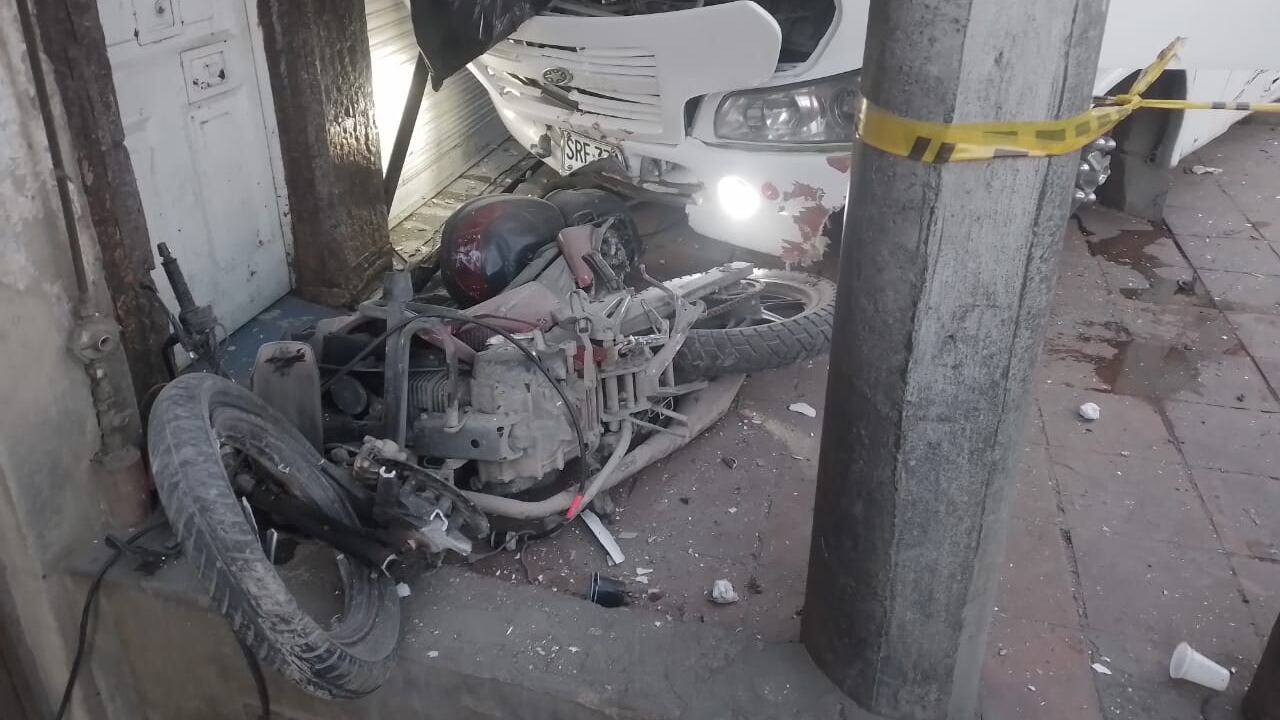 La ruta escolar se habría quedado sin frenos y terminó chocando con un vehículo y una motocicleta.