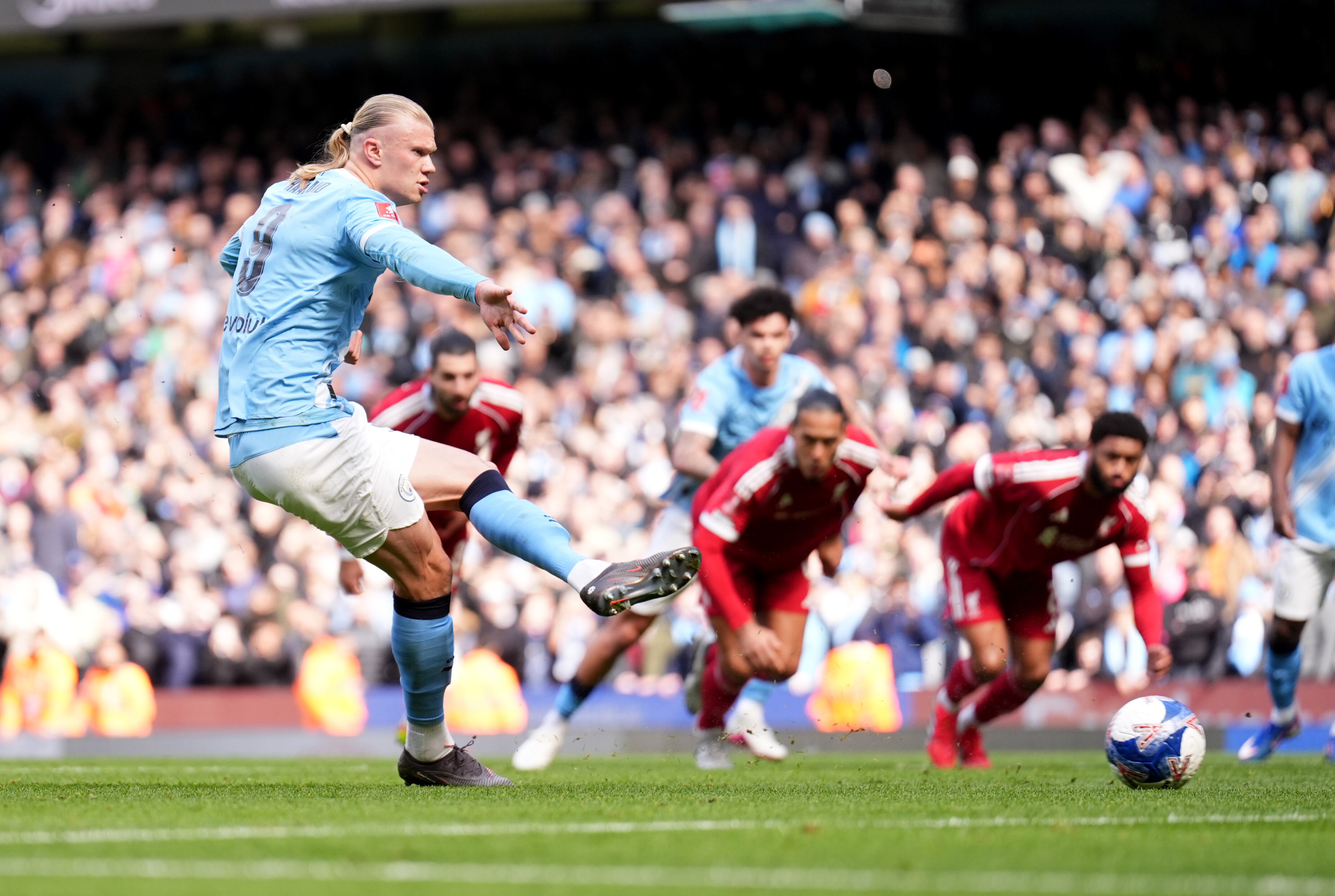 Haaland anotando para Manchester City ante Liverpool por FA Cup.