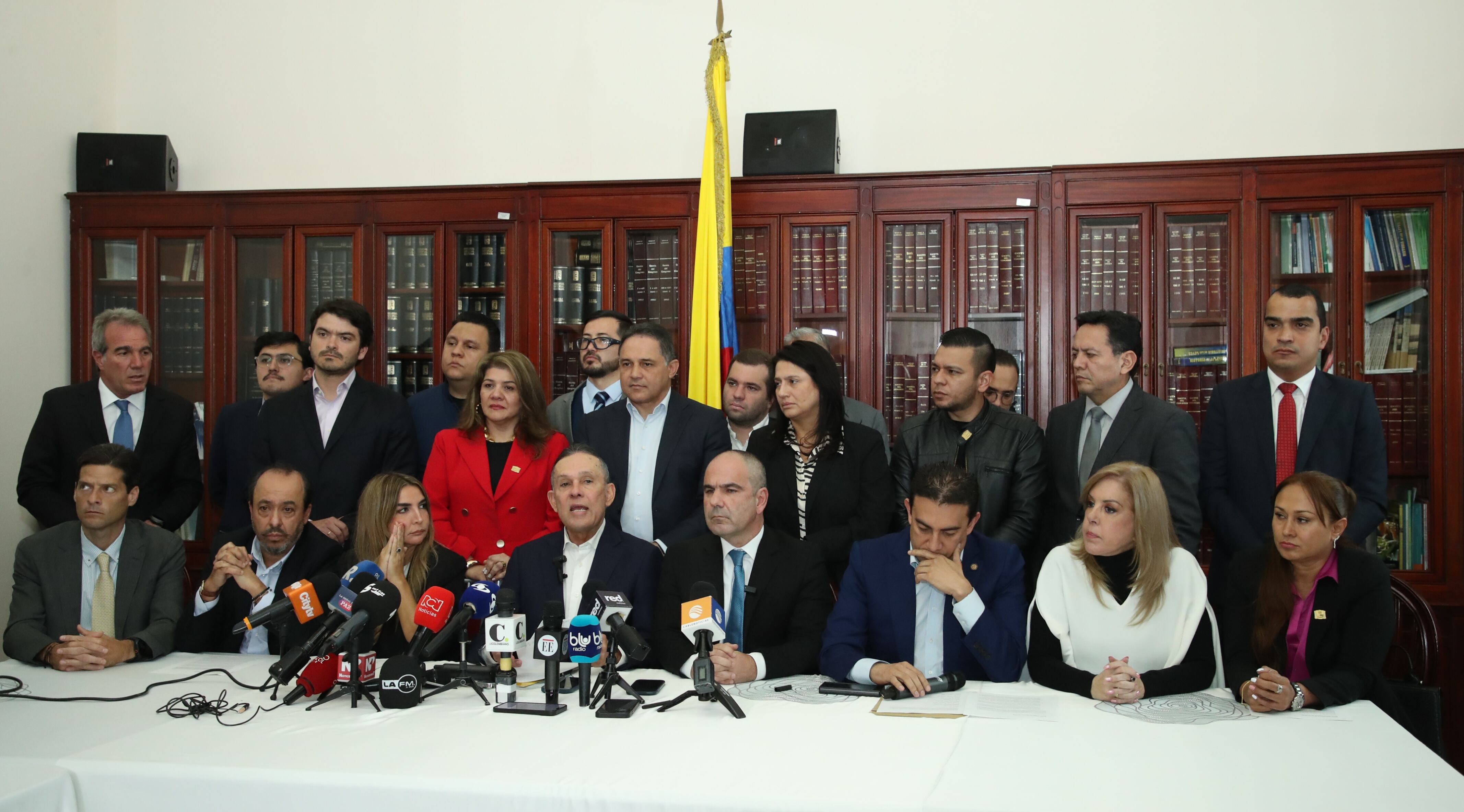 Presidente del Senado Efrain Cepeda y representantes  de  9 partidos