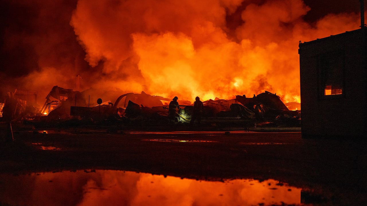 Bomberos apoyan un incendio después de que los misiles rusos golpearan un almacén en Kiev, Ucrania, el miércoles 5 de agosto de 2026.