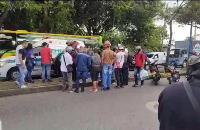 Aunque testigos del hecho intentaron auxiliar a la mujer, nada pudieron hacer por ella.