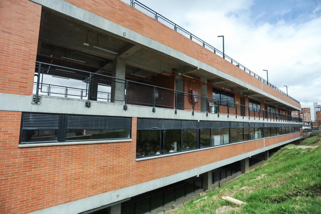 La institución cuenta con 31 aulas escolares, biblioteca, ludoteca para niños, laboratorios de ciencias, auditorio, sistemas ahorradores de agua y luminarias solares, entre otras características.