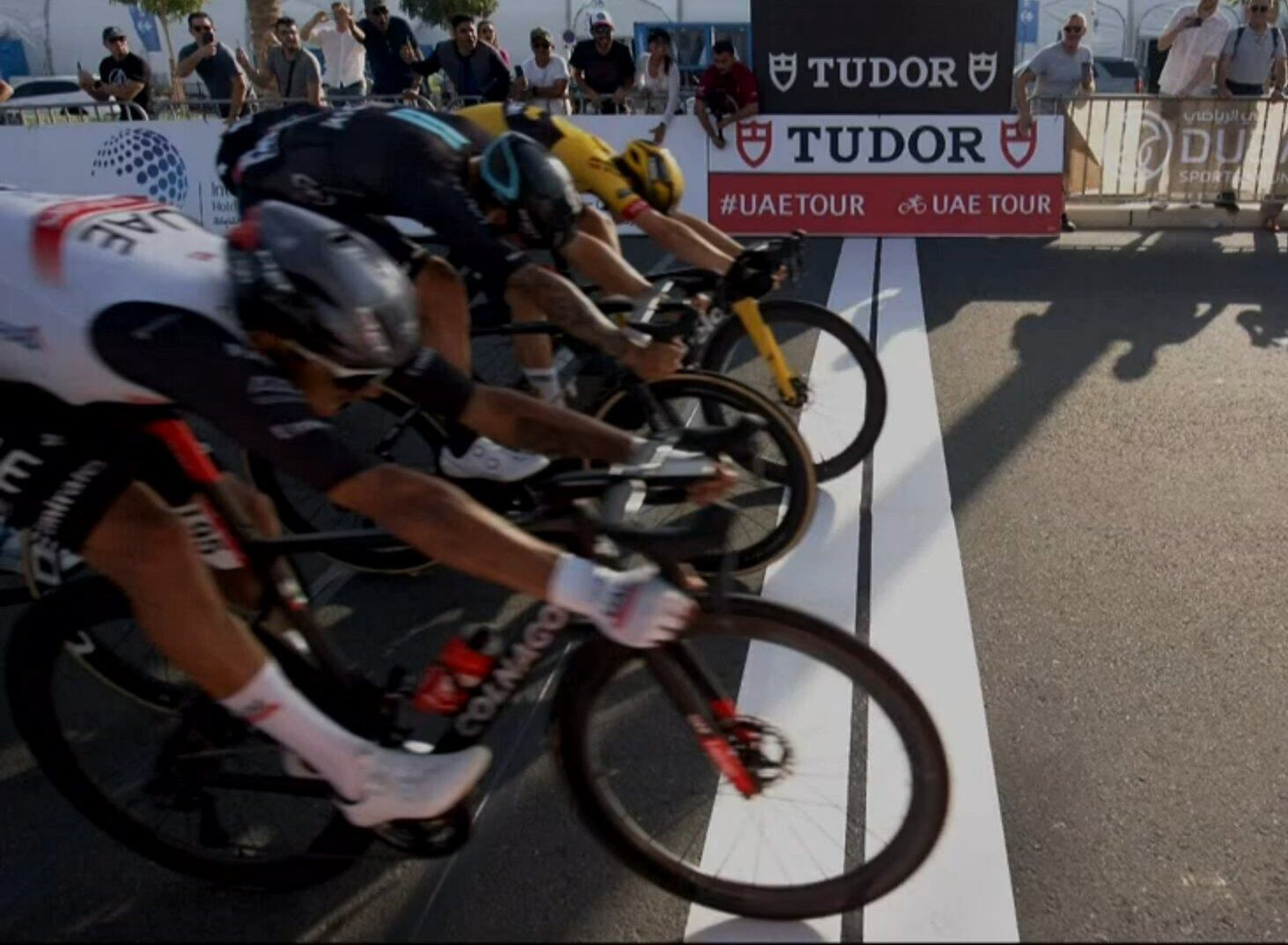 Molano puso la bicicleta por delante y cruzó primero la meta en Dubái