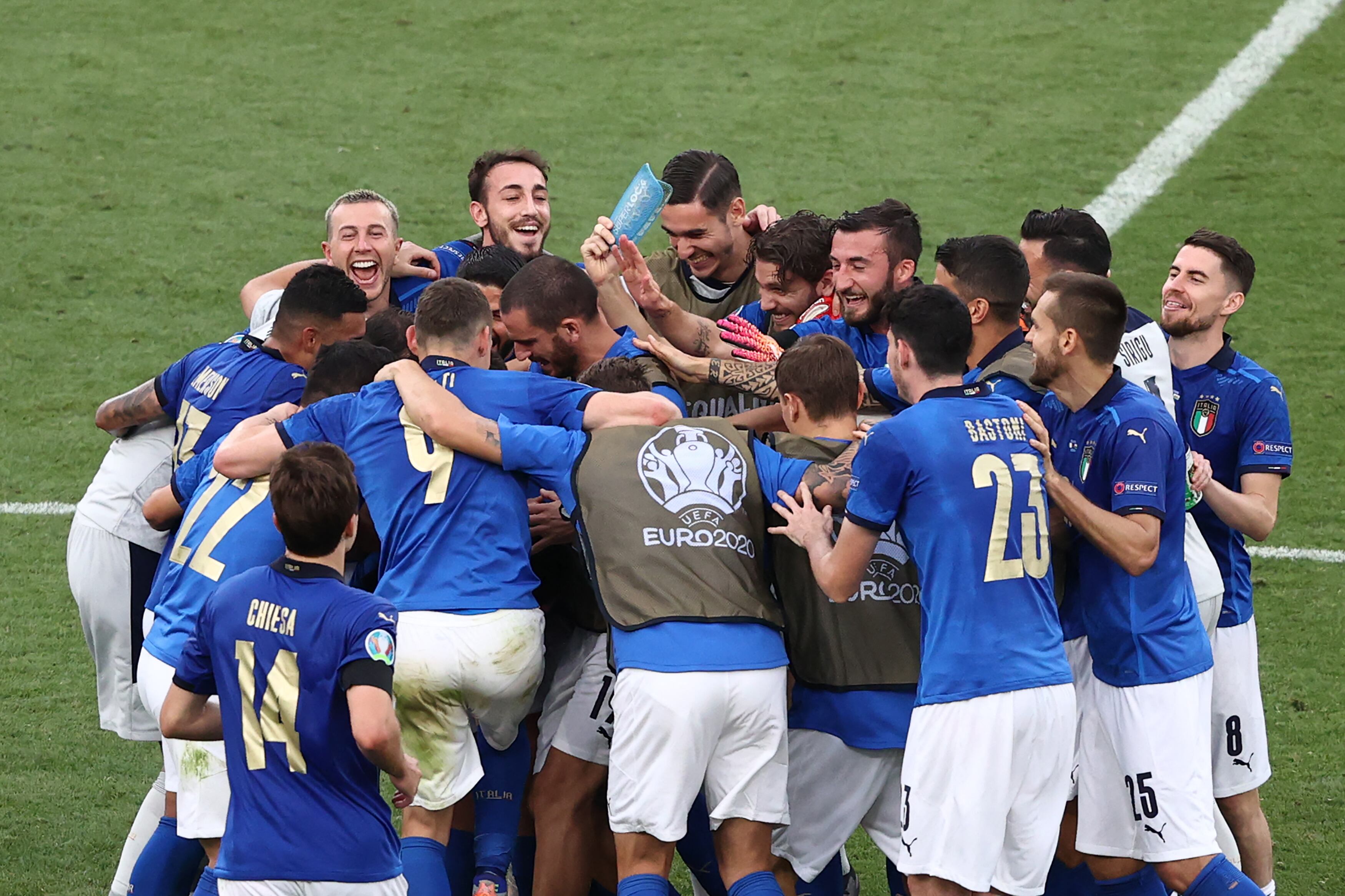 Italia celebra su paso a la siguiente ronda de la Eurocopa