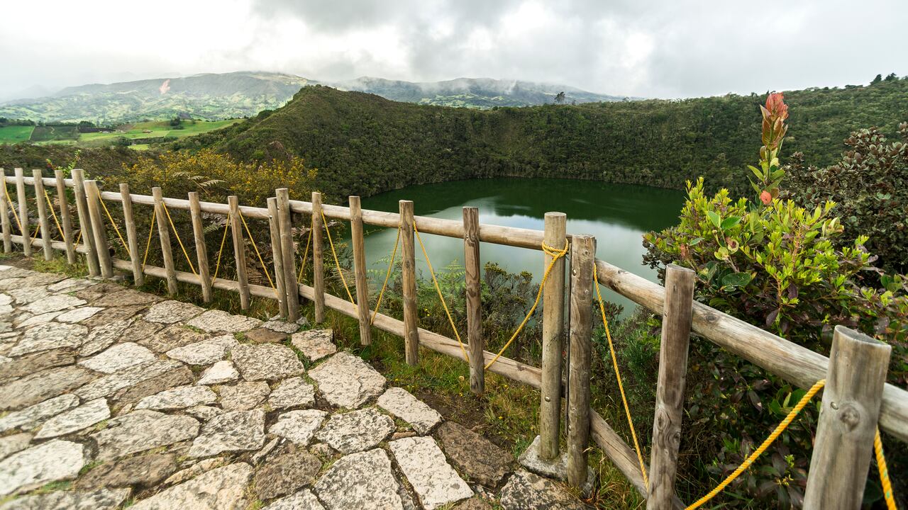 La Laguna de Guatavita es un destino imperdible para visitar cerca de Bogotá.