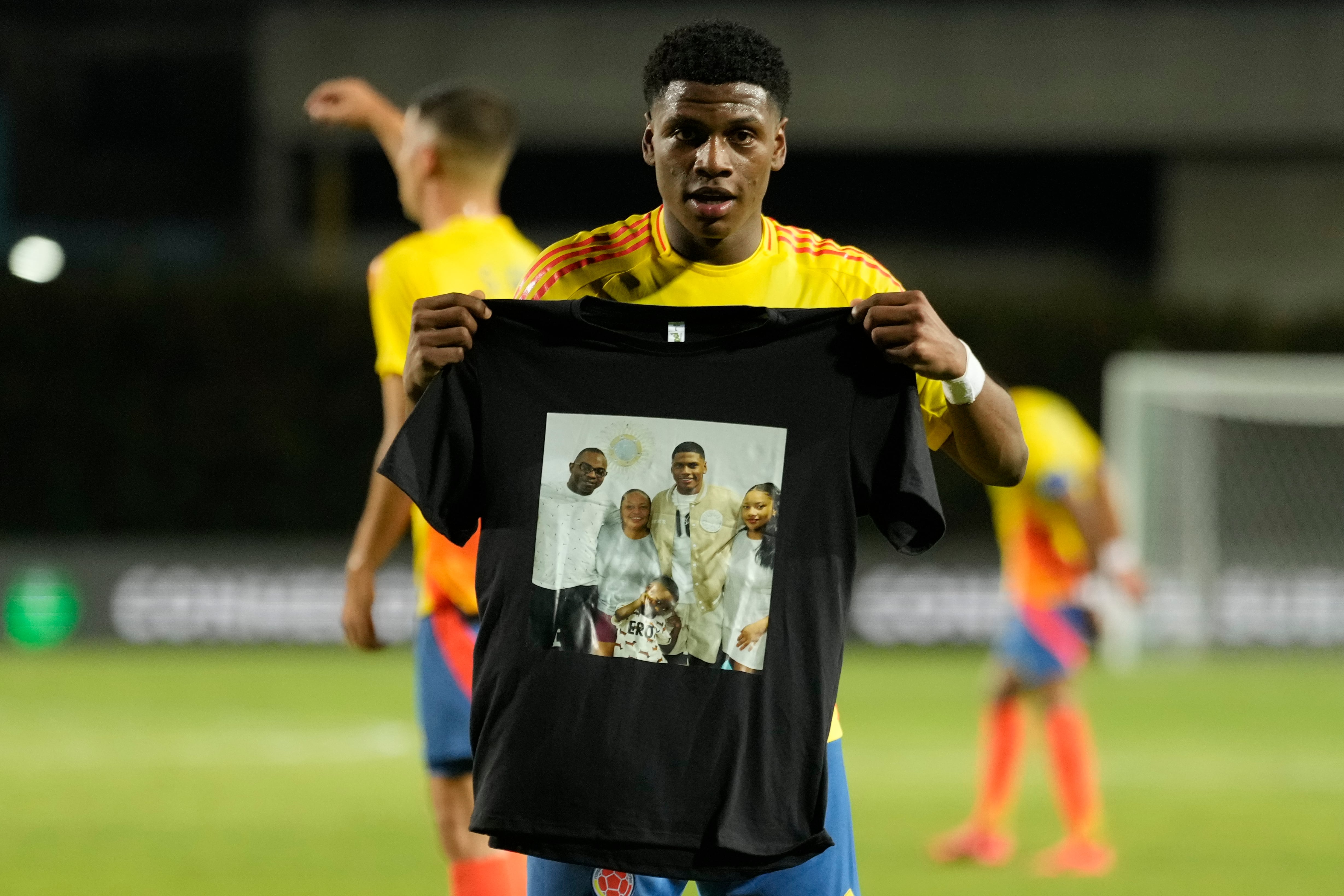Colombia's Oscar Perea celebrates with a shirt after scoring his side's opening goal against Argentina during a South American U-20 Championship soccer match in Valencia, Venezuela, Sunday, Jan. 26, 2025. (AP Photo/Ariana Cubillos)