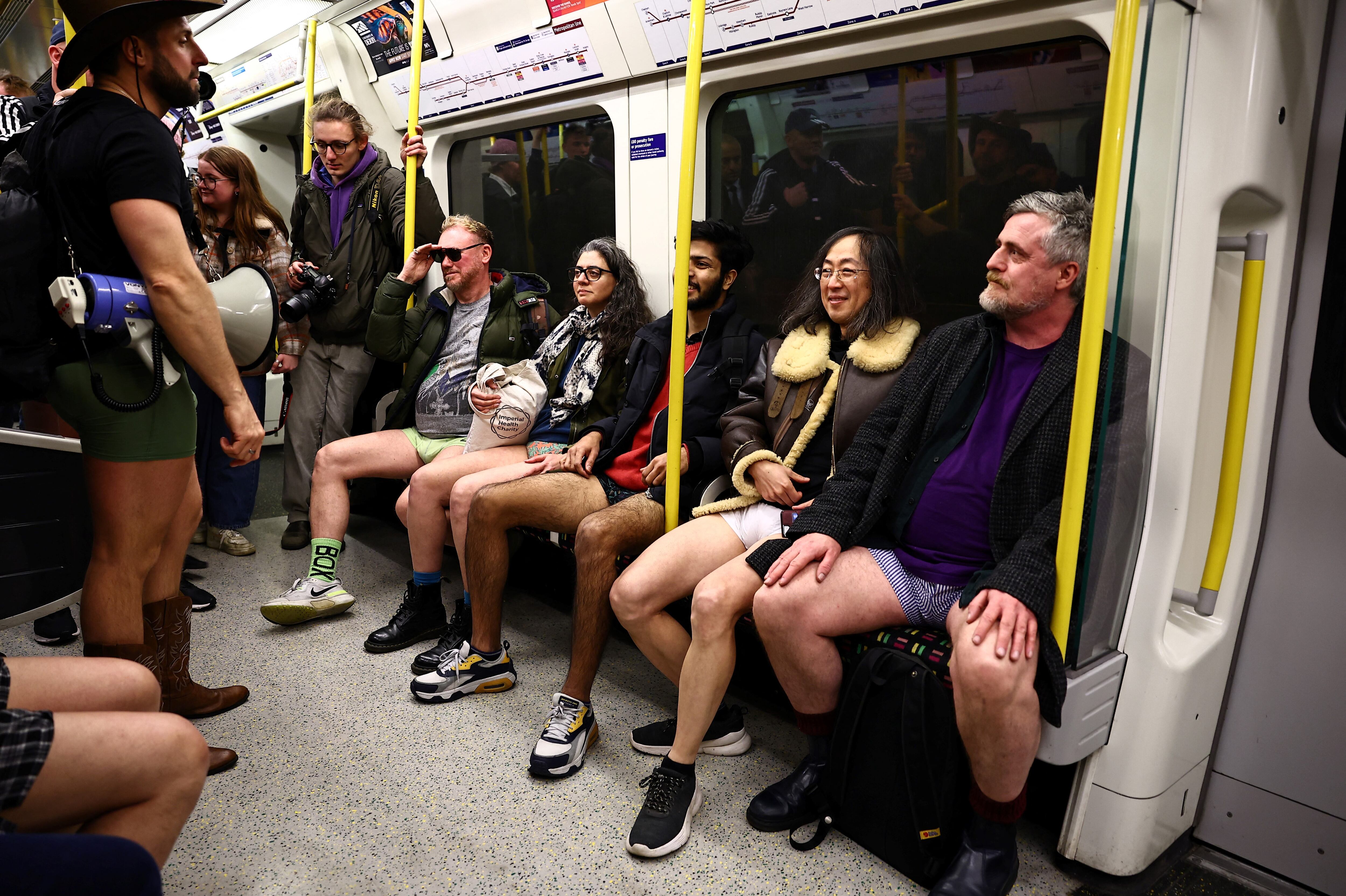 Personas sin pantalones en el metro de Londres