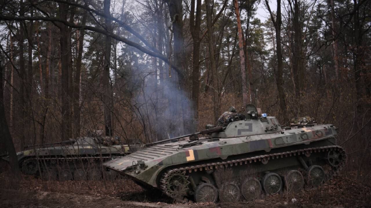 Un vehículo de combate de infantería ucraniano BMP-2 haciendo guardia en las afueras de Kiev. El ejército de Ucrania dice que la batalla está en marcha por la base aérea cerca de Kiev el 24 de febrero de 2022.