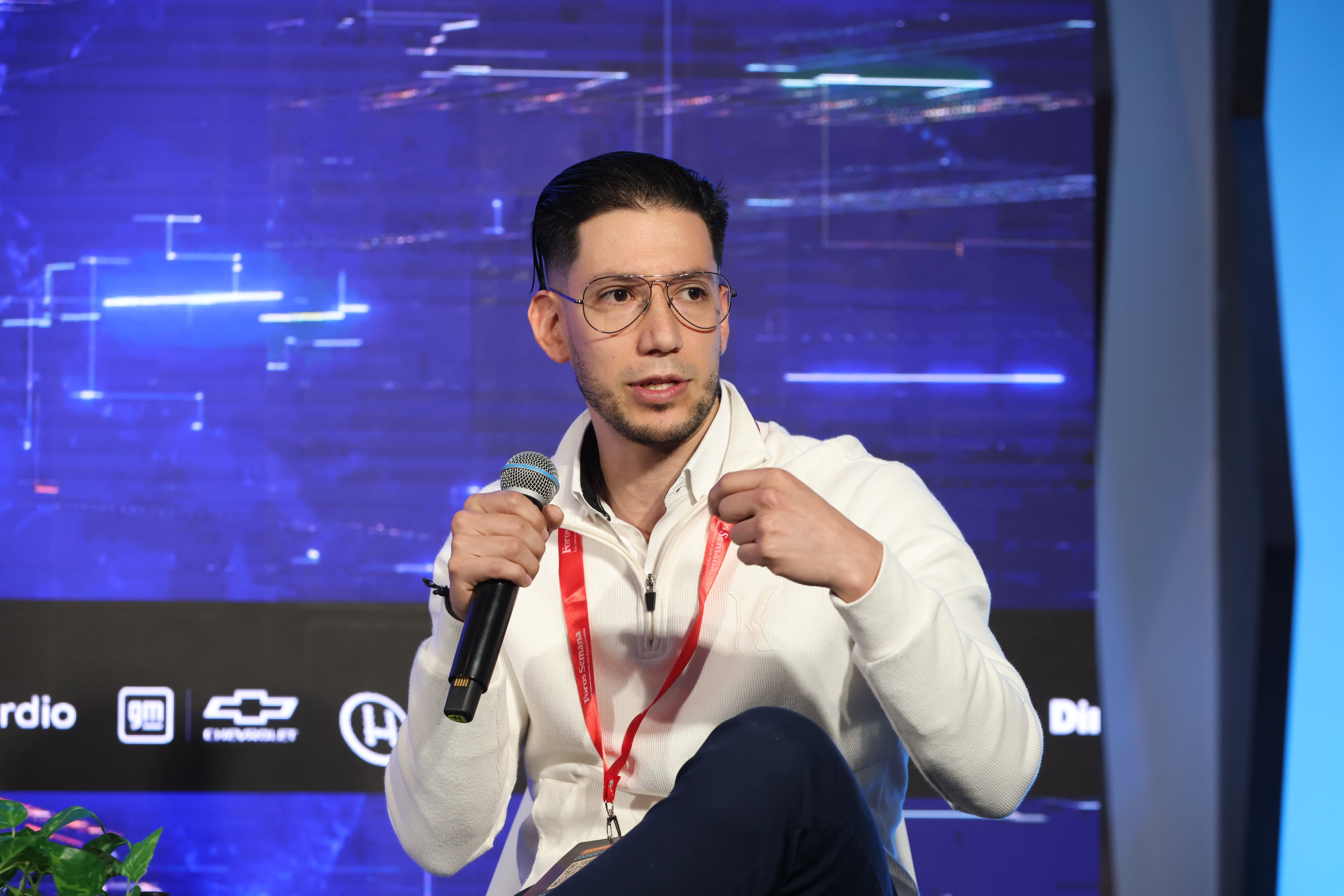 Foro Inteligencia Artificial
Más allá del hype
Miércoles 12 de agosto de 2026 

10:30 a. m. – 11:20 a. m.
Colombia en la IA: ¿qué es verdad y qué es wishful thinking?
Objetivo: Examinar qué tan preparada está realmente Colombia para competir en una economía
impulsada por inteligencia artificial. ¿Qué necesita el país para no quedarse atrás? Más que hablar de promesas, la conversación buscará identificar dónde existe progreso tangible y cuáles son las brechas
que el país aún debe cerrar en materia de talento, infraestructura, innovación, inversión y adopción
empresarial para convertir la IA en una ventaja competitiva.

Giovanni Stella, Fundador IA con Canas, Socio Glaix.AI
Gustavo Velandia, Presidente de la Asociación colombiana de Inteligencia Artificial.
Rubén Espitia, Gerente de ciberseguridad LuloBank
Moderador: Jorge Villamizar, Periodista de SEMANA