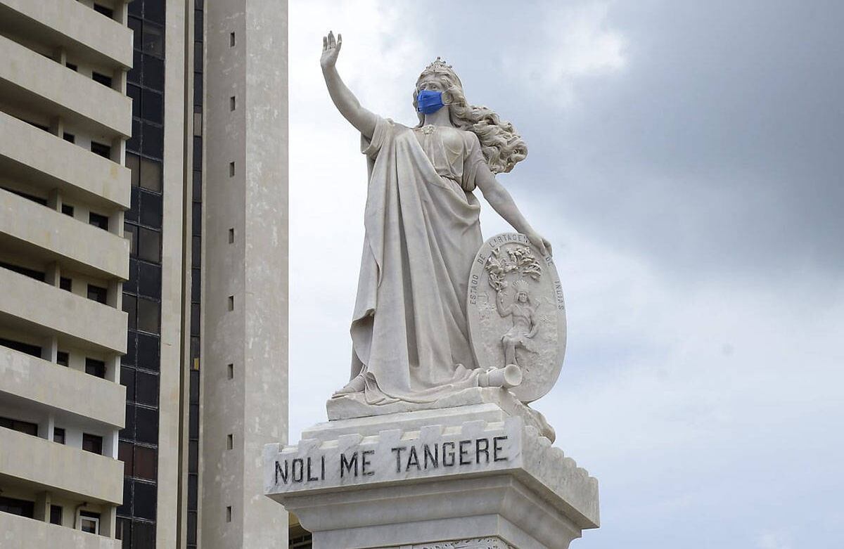 Algunas de las estatuas más emblemáticas del centro histórico de la ciudad amanecieron este día con un tapabocas, invitando a los ciudadanos a hacer lo mismo. Foto: Cortesía Alcaldía de Cartagena