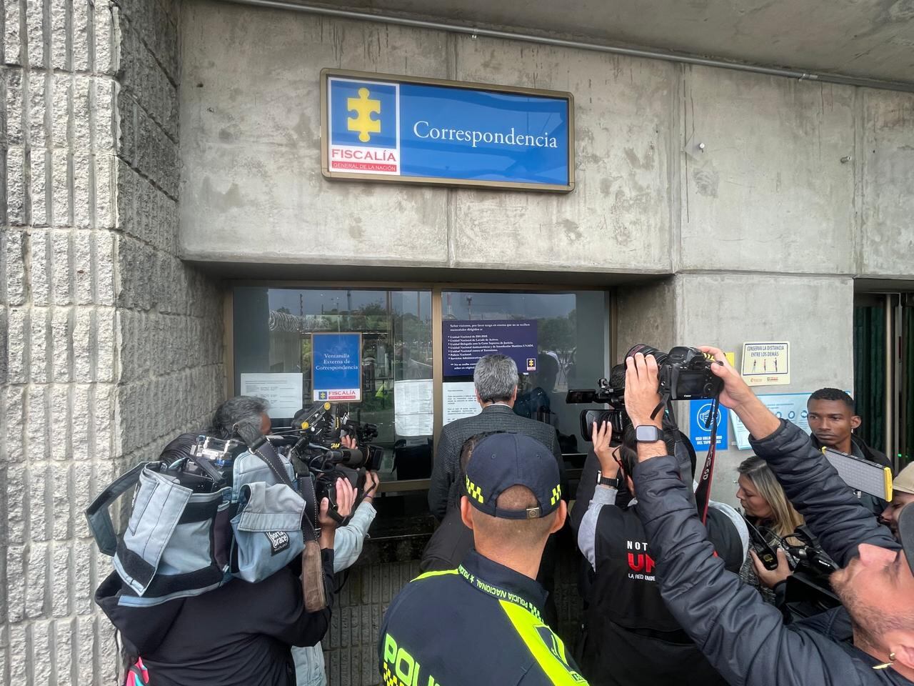 Ministro del Interior Luis Fernando Velasco llegó al búnker de la Fiscalía.