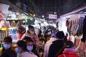 Una niña china usa una máscara protectora mientras se sienta sobre los hombros de su padre en el mercado local al aire libre el 26 de enero de 2021 en Wuhan, China. Para frenar la propagación de la enfermedad COVID-19 de la nueva neumonía de la corona, el gobierno chino cerró la ciudad de Wuhan durante 76 días a partir del 23 de enero de 2020. Foto: de Lintao Zhang / Getty Images.