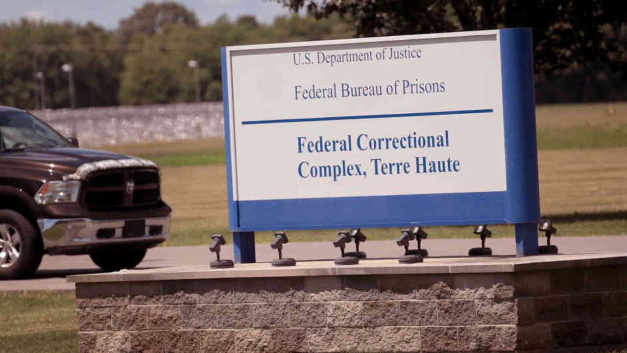 Un letrero se encuentra en la entrada del Complejo Correccional Federal, donde Daniel Lewis Lee fue ejecutado este 13 de julio de 2020.