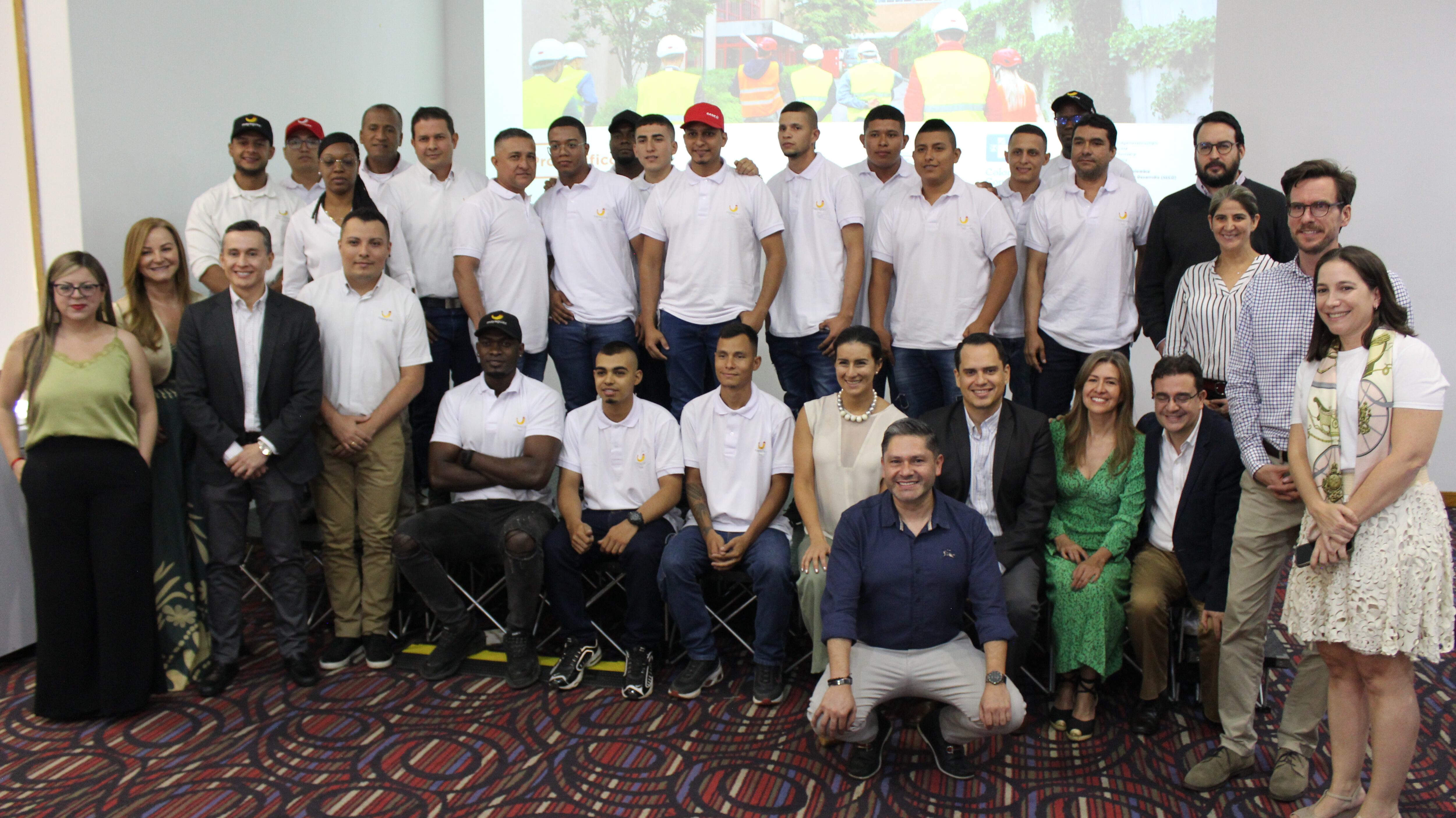 Créditos_ Participantes del piloto de formación dual junto a Saúl Díaz Ortíz, director de Swisscontact para América Latina, y Claudia Sepúlveda coordinadora del programa Colombia más competitiva de Swisscontact