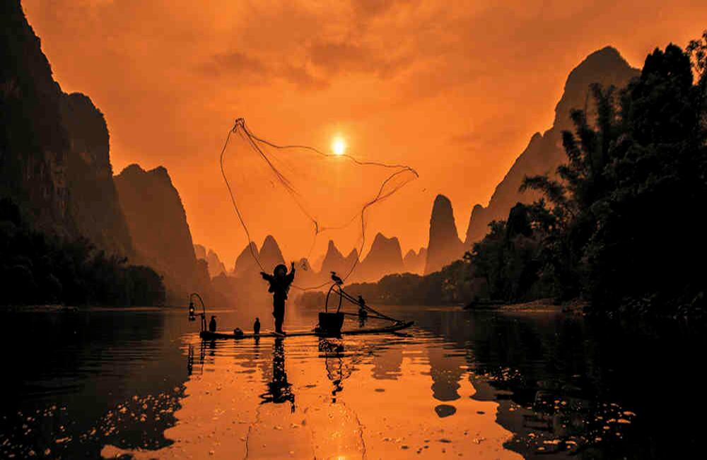 Pescador al amanecer en el río Guilin. Foto: Esteban Toro Martínez.