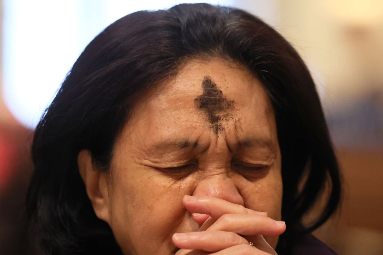 La gente reza el Miércoles de Ceniza en la Catedral de San Patricio el 5 de marzo de 2025 en la ciudad de Nueva York. El Miércoles de Ceniza es el comienzo de la Cuaresma, la temporada de 40 días de oración, ayuno y donación del cristianismo en preparación para honrar la resurrección de Jesucristo el Domingo de Pascua. La cruz que un sacerdote coloca en la frente de un adorador indica que una persona pertenece a Jesucristo y está afligida y lamentándose por sus pecados