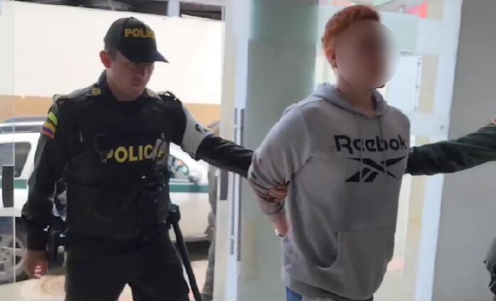 Tras el crimen, el agresor dejó el cuchillo en la mesa.