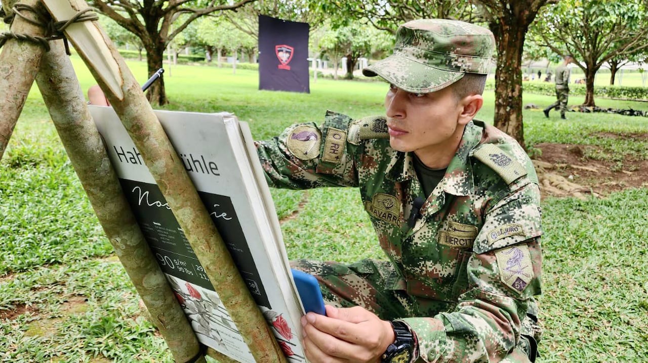 Soldado José Navarro dibuja en las selvas de Colombia