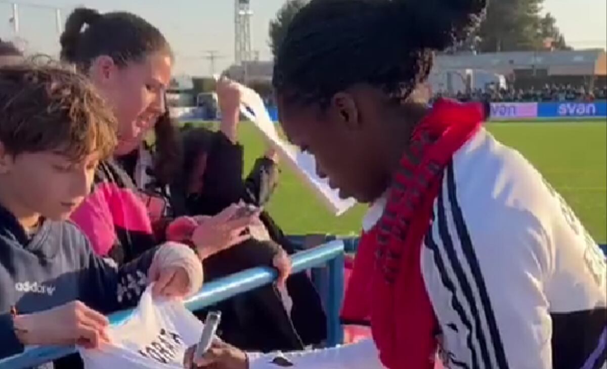 Linda Caicedo y su particular momento en firma de autógrafos.
