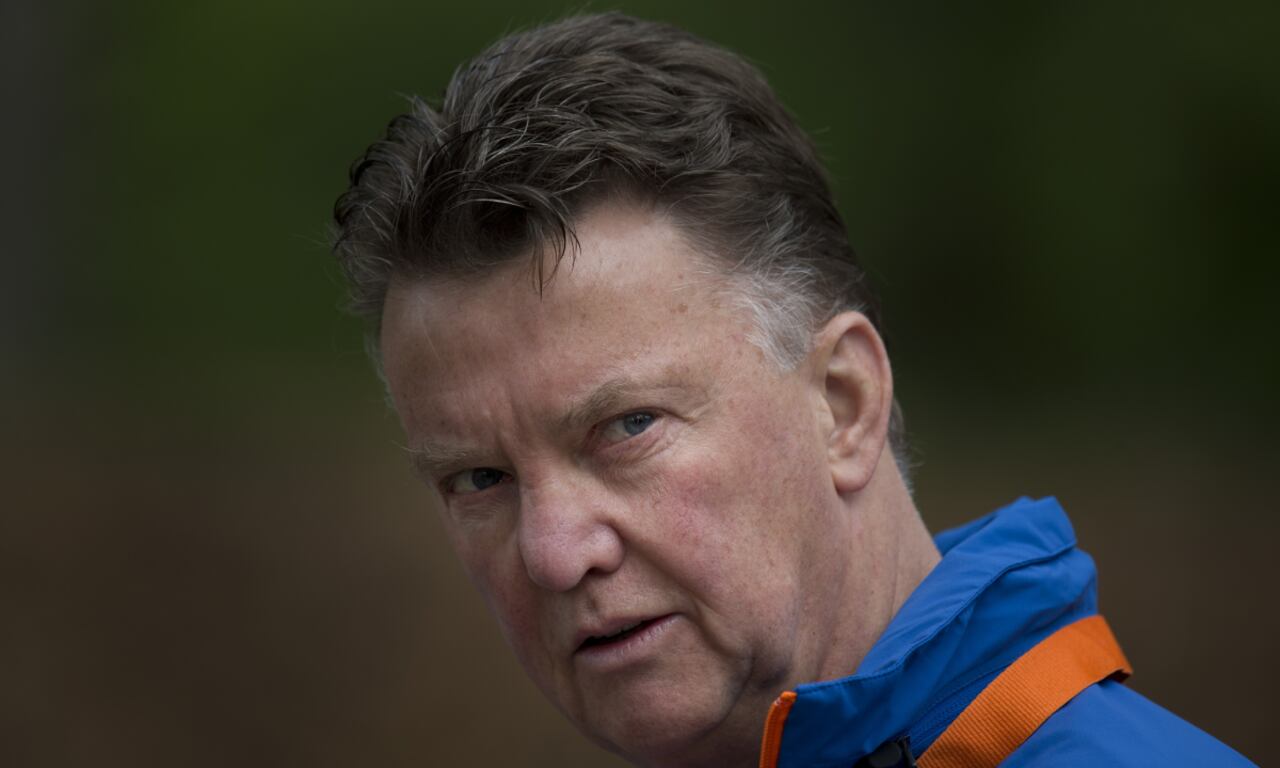 ARCHIVO - Foto del 15 de mayo del 2014, el seleccionador de Holanda Louis Can Gaal tras un entrenamiento de la selección en Hoenderloo, Holanda. El martes 22 de marzo del 2022, Van Gaal da positivo por COVID-19 mientras el equipo se prepara para dos duelos amistosos. (AP/Peter Dejong, Archivo)