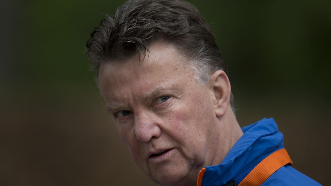 ARCHIVO - Foto del 15 de mayo del 2014, el seleccionador de Holanda Louis Can Gaal tras un entrenamiento de la selección en Hoenderloo, Holanda. El martes 22 de marzo del 2022, Van Gaal da positivo por COVID-19 mientras el equipo se prepara para dos duelos amistosos. (AP/Peter Dejong, Archivo)