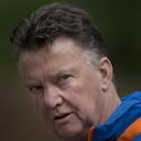 ARCHIVO - Foto del 15 de mayo del 2014, el seleccionador de Holanda Louis Can Gaal tras un entrenamiento de la selección en Hoenderloo, Holanda. El martes 22 de marzo del 2022, Van Gaal da positivo por COVID-19 mientras el equipo se prepara para dos duelos amistosos. (AP Foto/Peter Dejong, Archivo)