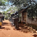 Momento en el que invasores desalojan predios en Lorica, con presencia del ESMAD.