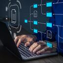 El sistema de gestión de documentos (DMS) está siendo configurado por un consultor de TI que trabaja en una computadora portátil en la oficina. Software para archivar, buscar y gestionar archivos e información corporativos. Procesos de negocios