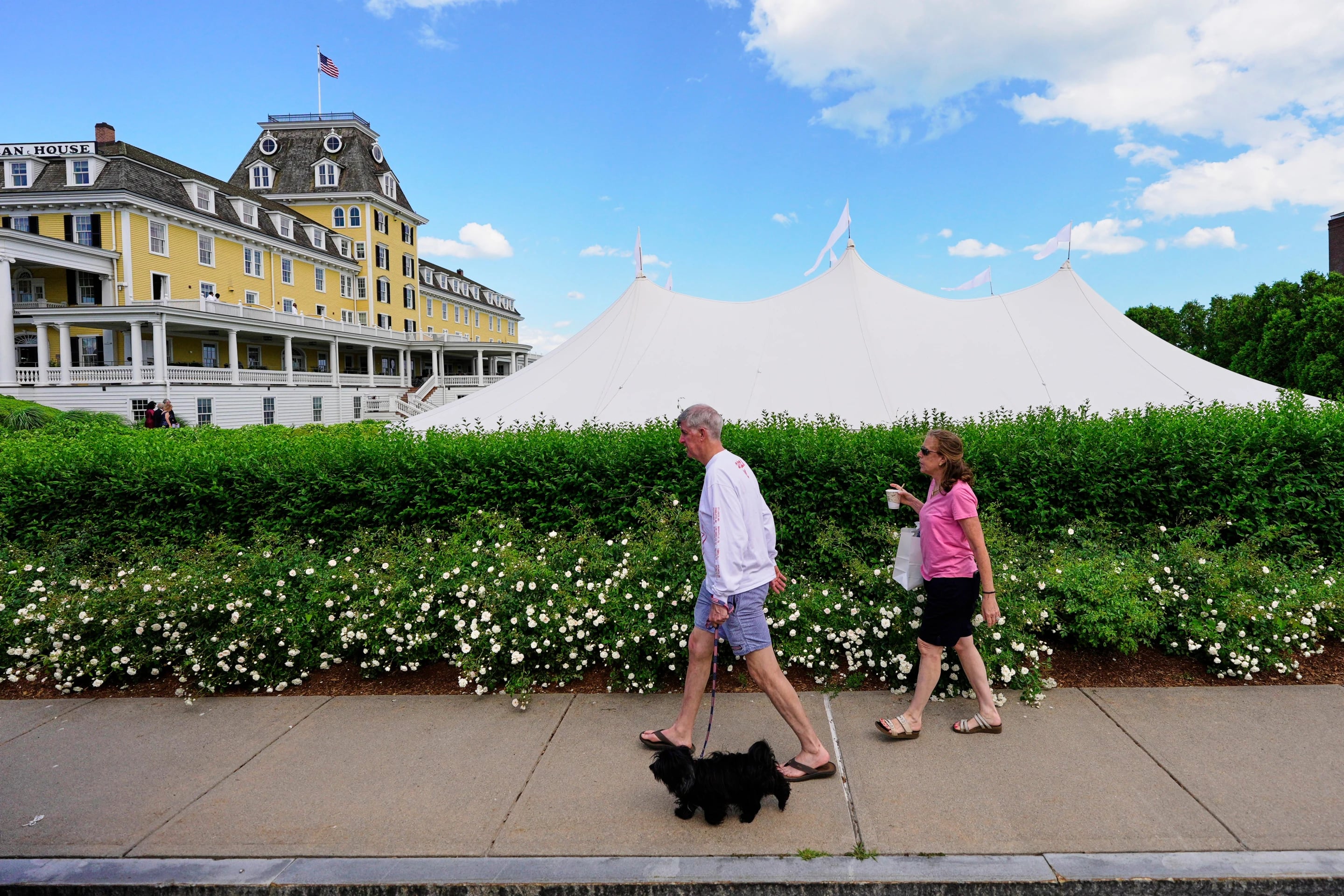 Hotel Ocean House, donde la instalación de una carpa para eventos generó rumores sobre una posible boda próxima de Taylor Swift.