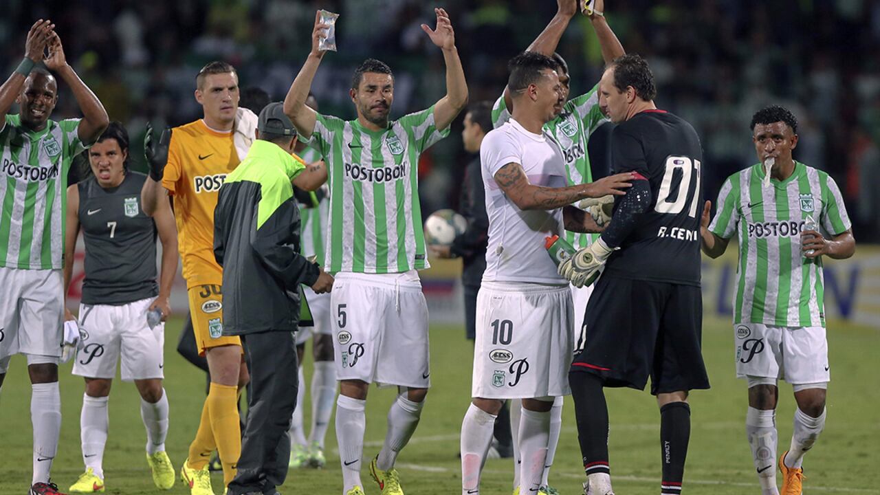 El arquero Rogério Ceni (de negro) de Sao Paulo de Brasil habla con Edwin Cardona del Atlético Nacional.
