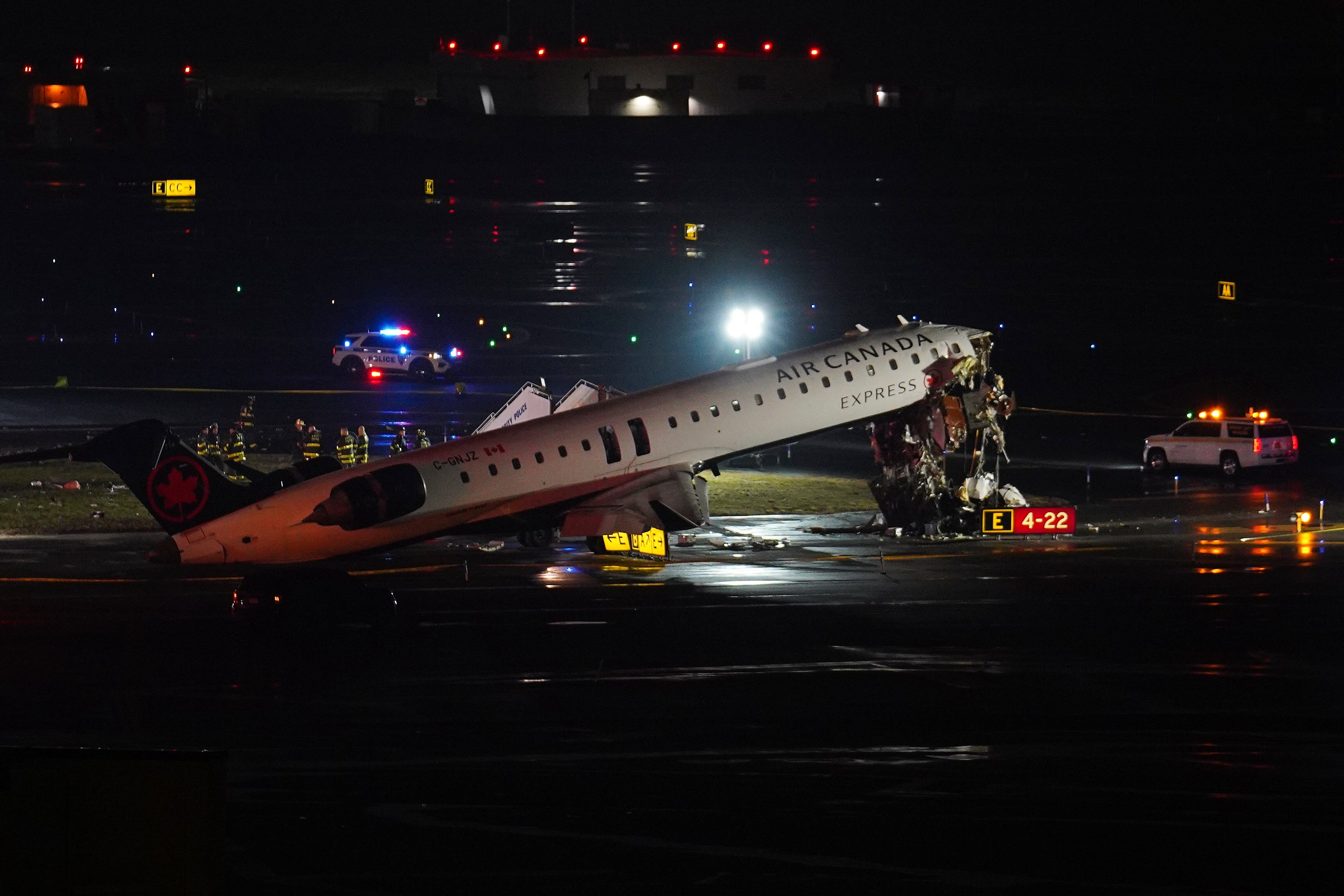 Un avión de Air Canadá se ve en la pista en el Aeropuerto LaGuardia, tras chocar con un vehículo de la Autoridad Portuaria en Nueva York.