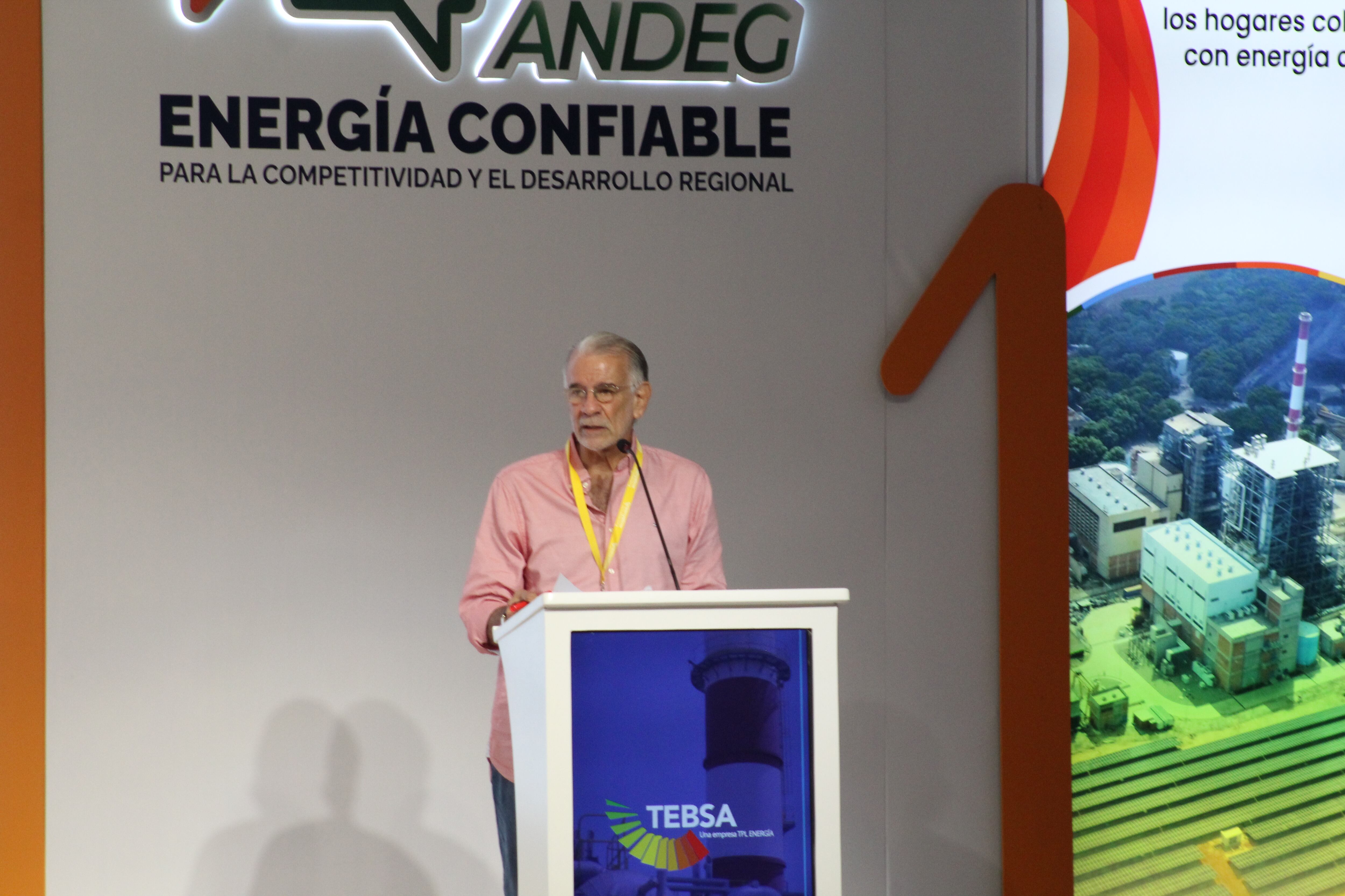 El gobernador de Atlántico, Eduardo Verano De La Rosa, insistió en la necesidad de crear consensos para poder hacer de la mejor manera la transición energética en el país. Foto Especial para El País