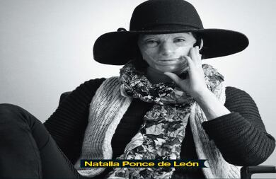 El sentido del oído se le volvió más agudo durante su paso por la unidad de cuidados intensivos, dice Natalia Ponce de León (34 años, bogotana, profesional en medios audiovisuales). El ácido con el que la atacaron el 27 de marzo de 2014 le quemó la tercera parte de su cuerpo y dejó gravemente heridos sus ojos pequeños y almendrados. Entonces empezó a oír el sufrimiento de los que la rodeaban y esos lamentos le quedaron grabados. Eso dio origen a la fundación que lleva su nombre. “Tenía miedo pero pensaba que esto me había pasado para poder ayudar a mucha gente”. Su misión es defender y promover los derechos de las víctimas de ácido. Ella es la voz de cientos de agredidos que habían pasado inadvertidos. Y con esa voz, que ganó una enorme legitimidad, hace un llamado incansable para que se acabe la impunidad. Actualmente, Natalia espera que tenga éxito en el Congreso un proyecto de ley que endurezca las penas contra los victimarios y que, además, promueva que estos casos no se presenten nunca más. 