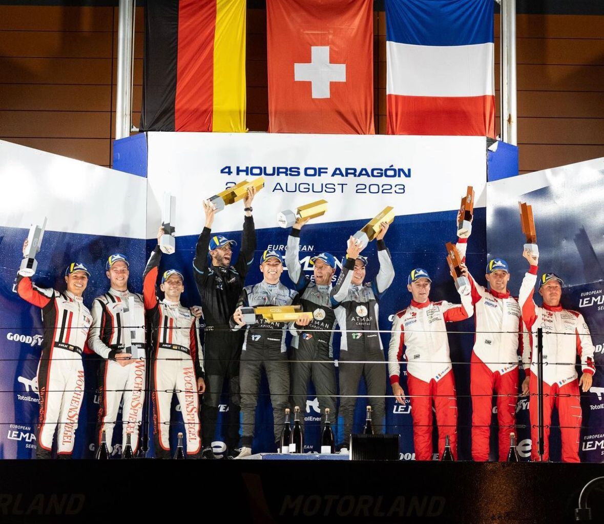 En el grupo de la izquierda, el colombiano Óscar Tunjo junto a sus dos compañeros de escudería.