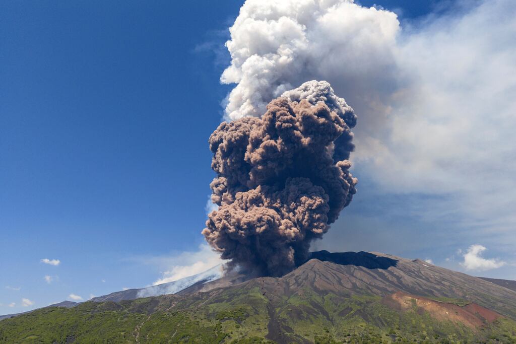 Columnas de humo del volcán Etna, Italia, el lunes 2 de junio de 2025. (Foto AP/Giuseppe Distefano)