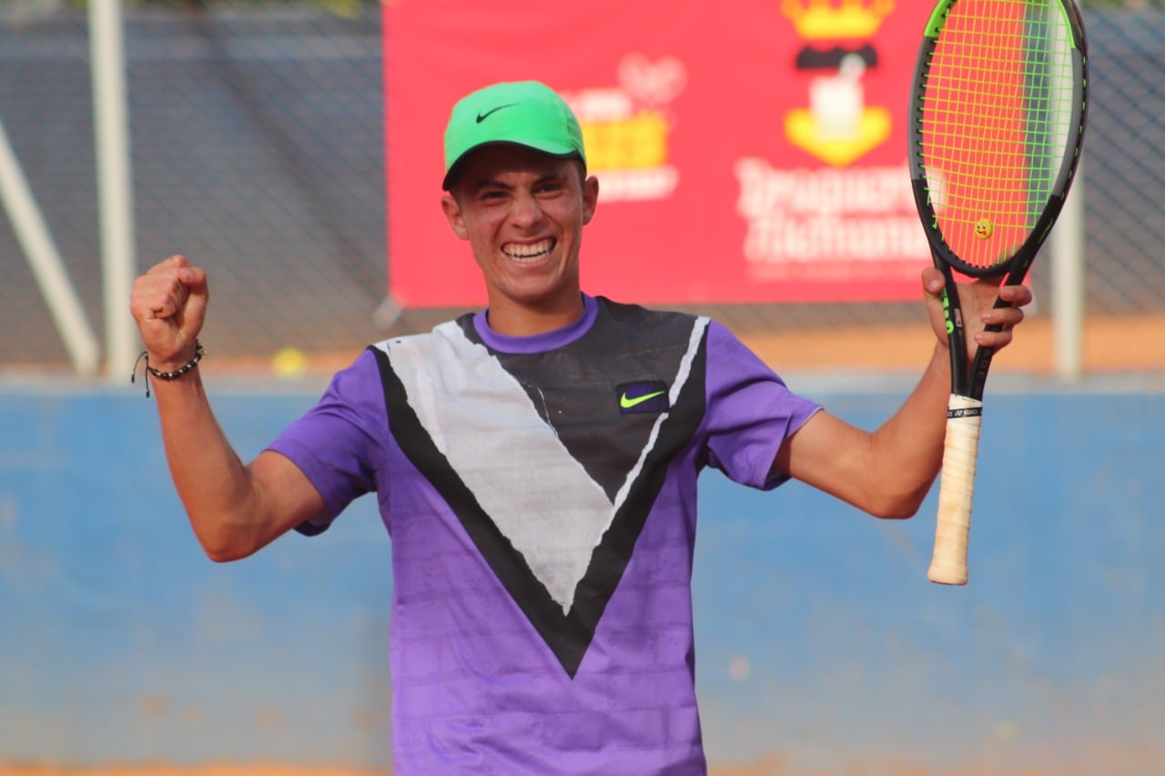 Fue número uno del Ranking Nacional, representó a Colombia en eventos internacionales, y en noviembre del año anterior ganó el ITF J5 de Pereira. Además, desde muy chico, logró una beca para entrenarse y formarse en Mac Tennis Academy, en Boston, Estados Unidos.