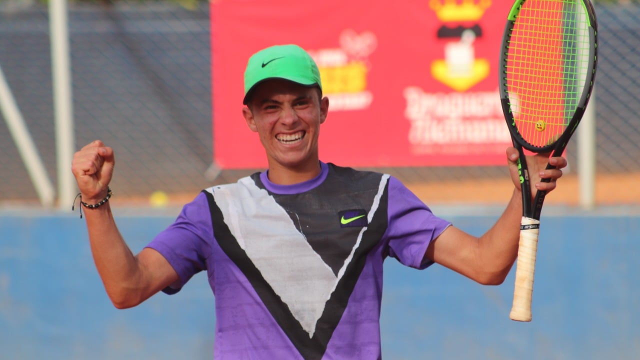 Fue número uno del Ranking Nacional, representó a Colombia en eventos internacionales, y en noviembre del año anterior ganó el ITF J5 de Pereira. Además, desde muy chico, logró una beca para entrenarse y formarse en Mac Tennis Academy, en Boston, Estados Unidos.