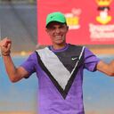 Thomas Cardona Herrera , un joven de 17 años, oriundo del municipio de Guarne, Antioquia, concretamente de la vereda El Colorado, ubicada a 15 minutos de la autopista Medellín – Bogotá.
Fue número uno del Ranking Nacional, representó a Colombia en eventos internacionales, y en noviembre del año anterior ganó el ITF J5 de Pereira. Además, desde muy chico, logró una beca para entrenarse y formarse en Mac Tennis Academy, en Boston, Estados Unidos.