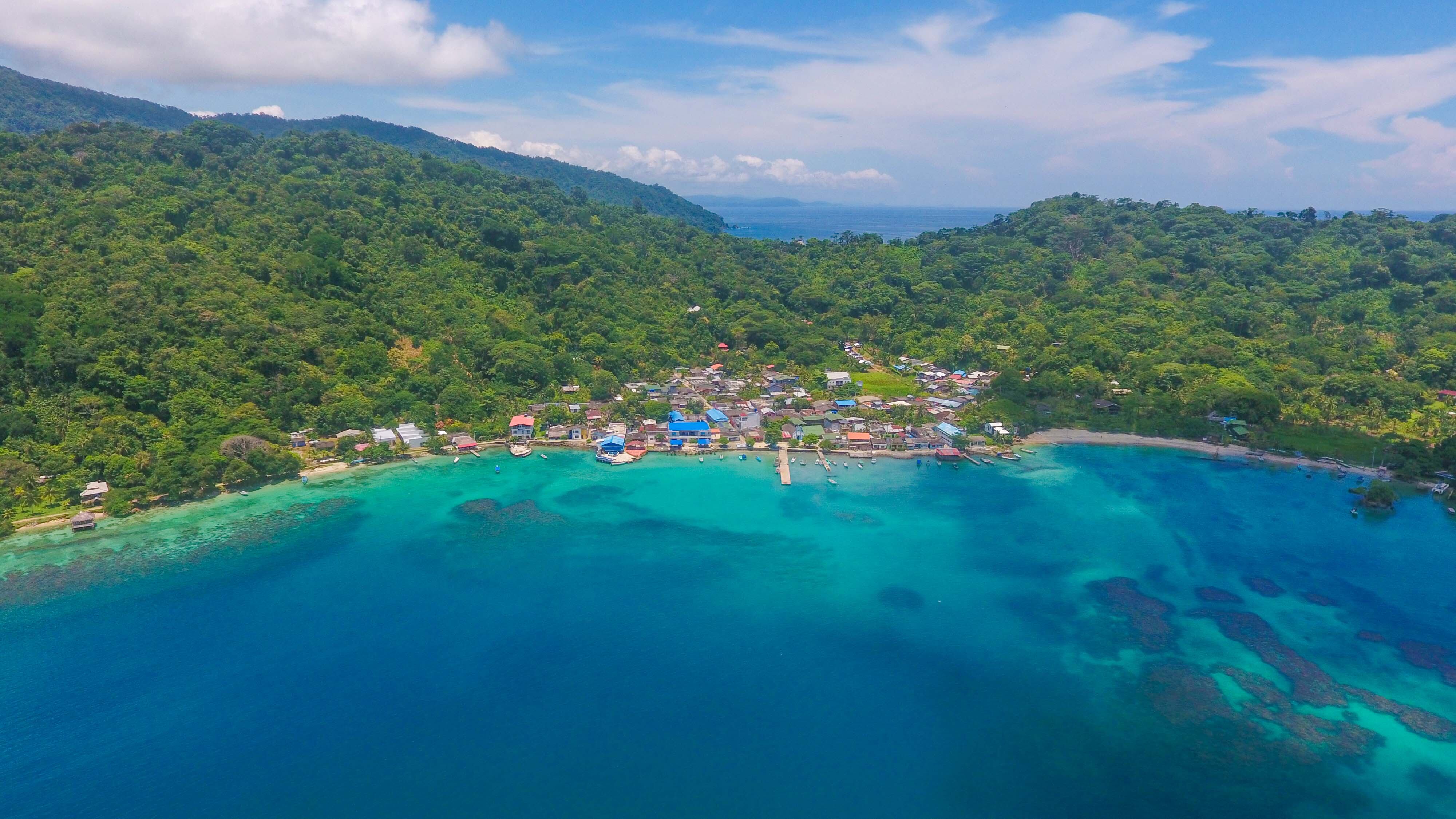 A Capurganá, ubicada en el extremo norte de Colombia, cerca de la frontera con Panamá, solo se puede acceder por vía aérea y marítima.