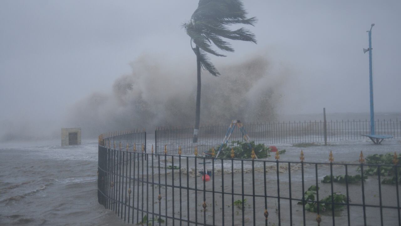 Fuertes vientos y olas golpean la orilla en la playa de Digha, en la costa de la Bahía de Bengala, al paso del ciclón Yaas en Bengala Occidental, India, el miércoles 26 de mayo de 2021. (AP Foto/Ashim Paul)