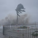 Fuertes vientos y olas golpean la orilla en la playa de Digha, en la costa de la Bahía de Bengala, al paso del ciclón Yaas en Bengala Occidental, India, el miércoles 26 de mayo de 2021. (AP Foto/Ashim Paul)
