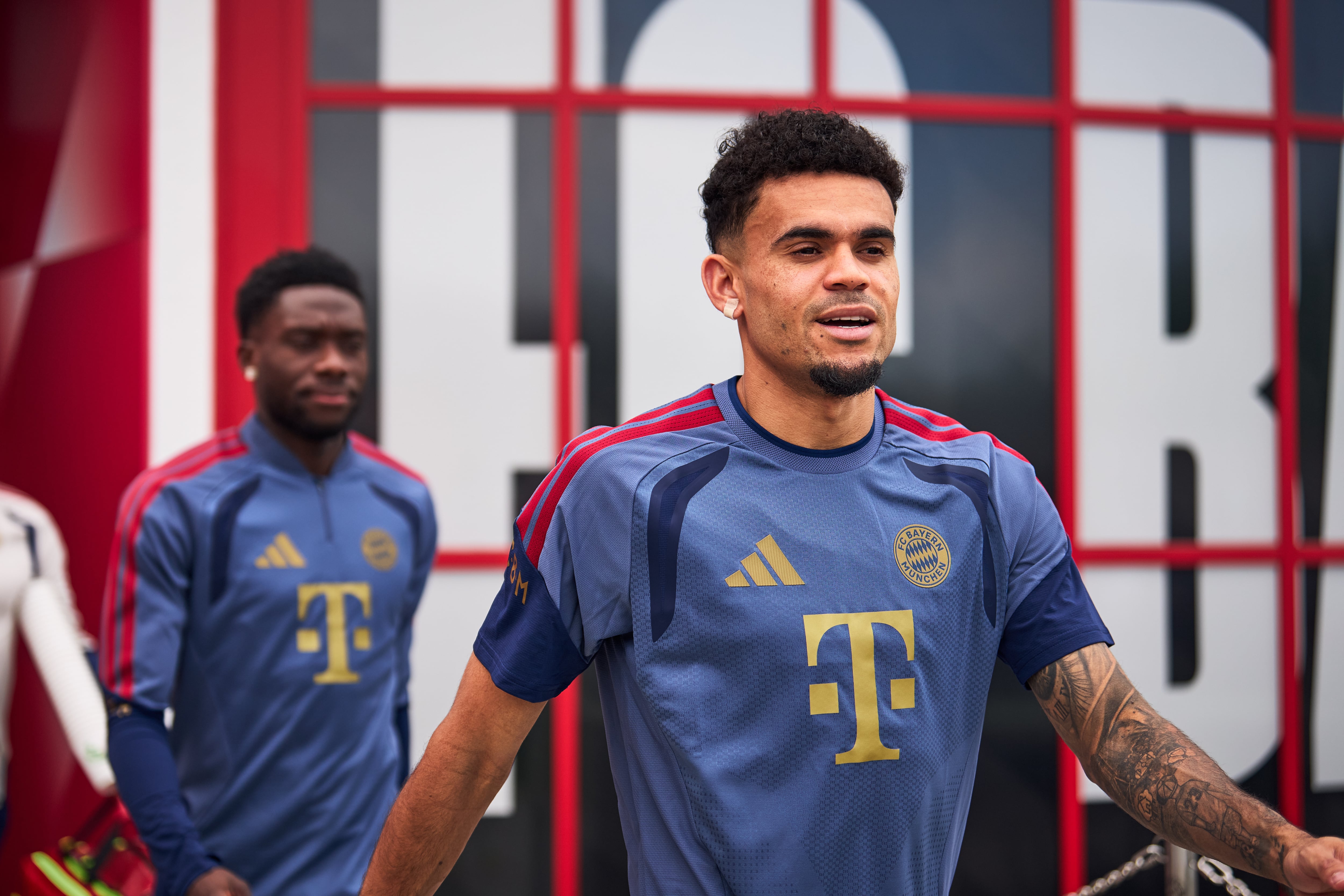 Luis Díaz, del Bayern Múnich, ingresando a un entrenamiento en la sede del club.