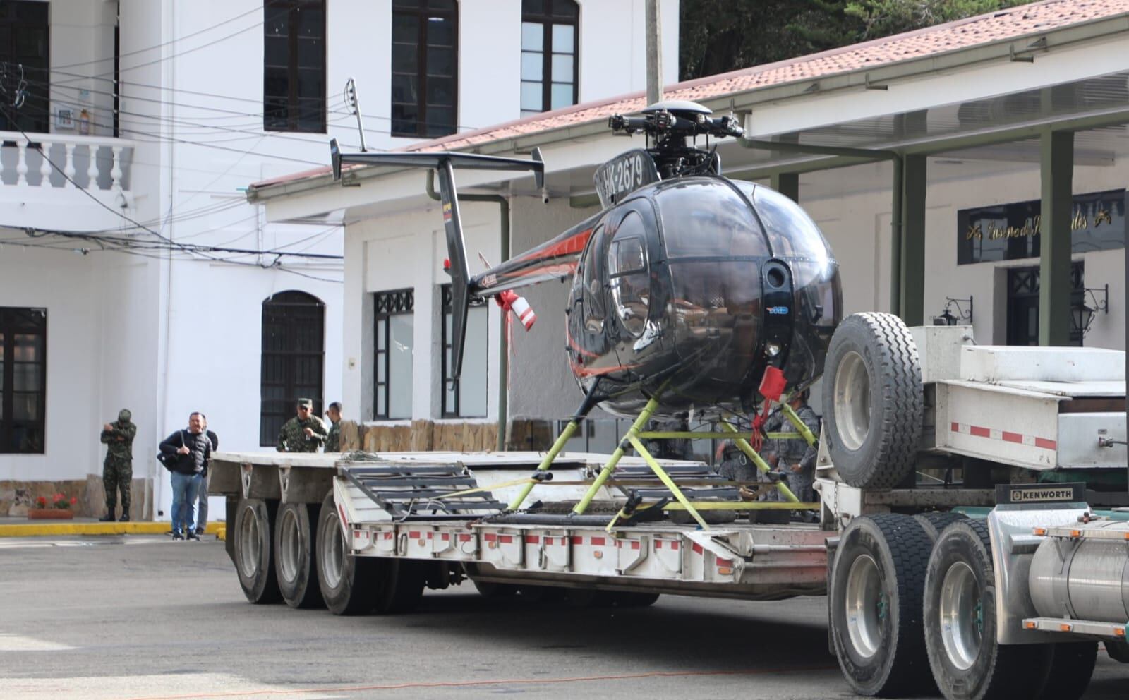 El helicóptero, presuntamente al servicio de la mafia, quedó en poder de la Fiscalía, según el Ejército.