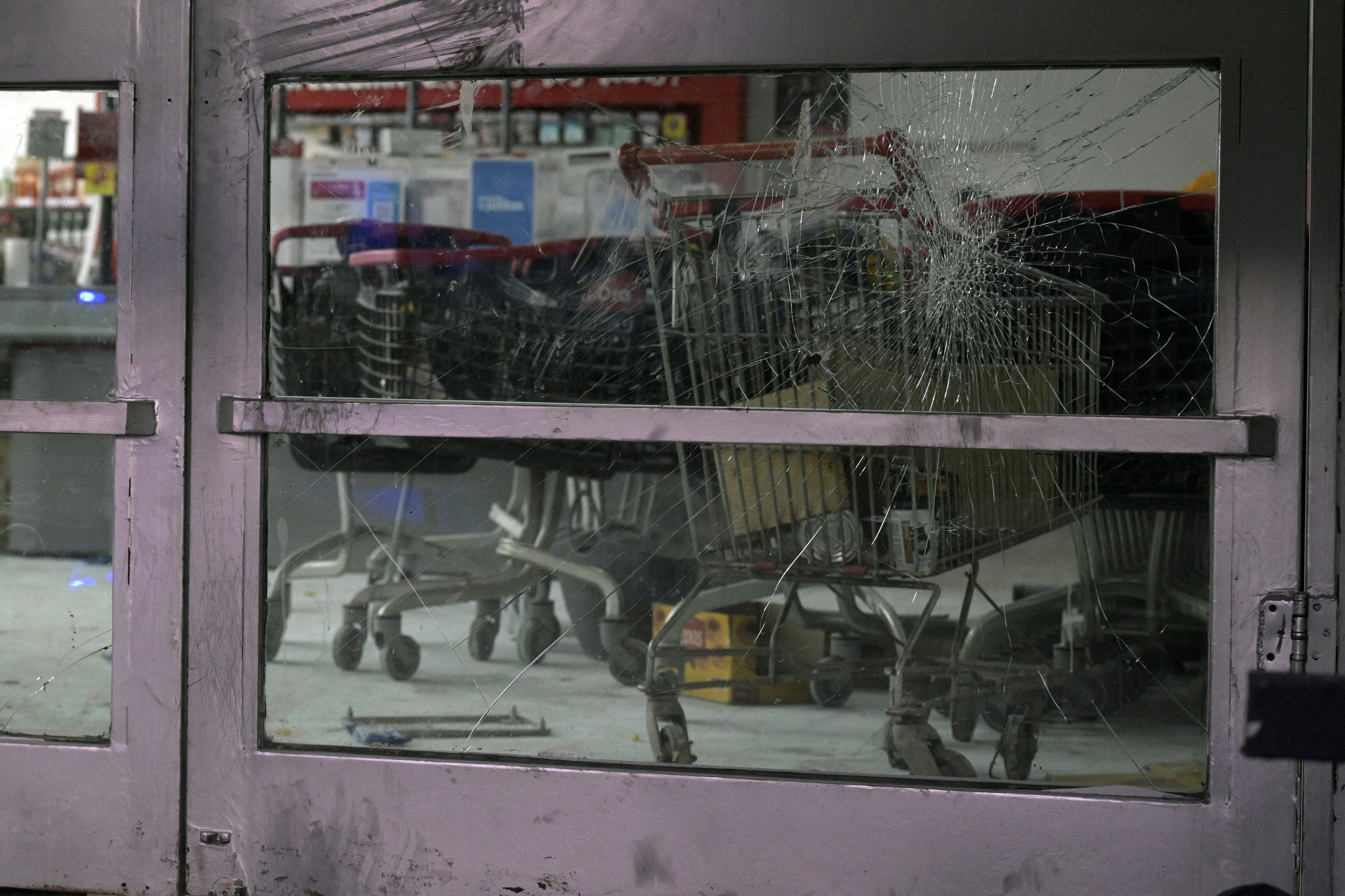 Saqueos a supermercados y comercios de Buenos Aires dejan al menos 56 detenidos